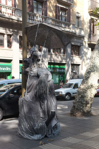 Barcelona: They have the craziest street perfs